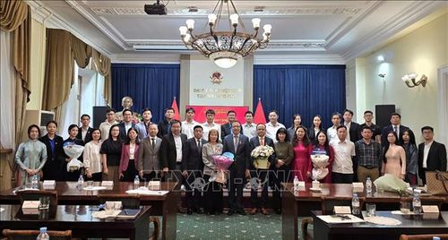Các đại biểu tham dự hội nghị chụp ảnh lưu niệm.