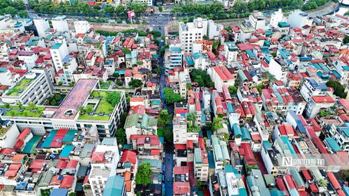 Theo ghi nhận của Người Đưa Tin, đoạn đường này còn được người dân xung quanh khu vực gọi là con ngõ "đau khổ" nhất Hà Nội vì mặt đường ở đây chỉ rộng khoảng 5m, có đoạn thậm chí chỉ rộng hơn 2m, cộng thêm mặt đường xuống cấp khiến người dân phải chật vật mỗi khi di chuyển qua đây.