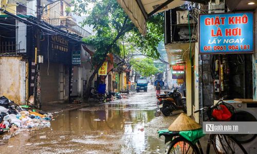 Theo người dân nơi đây, trước đây con ngõ này cứ nắng thì bụi bẩn bay mù mịt, còn mưa thì đường ngập ngụa bùn đất. Qua đó kiến nghị quyền sớm hoàn thành dự án để mọi người, nhất là các cháu học sinh đi lại đỡ vất vả.