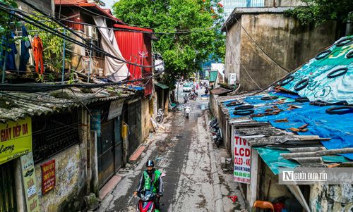 Theo đó, mặt đường nhỏ hẹp, lồi lõm nhiều năm không được sửa chữa càng khiến việc di chuyển của người dân gặp nhiều khó khăn.