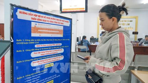 Người dân tìm hiểu quy trình thực hiện dịch vụ công trực tuyến tại Trung tâm Phục vụ hành chính công phường Tân Ninh. Ảnh: Minh Phú – TTXVN