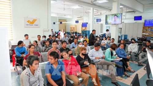 Người dân từng bước hình thành thói quen tiếp cận các nền tảng số trong giải quyết thủ tục hành chính. Ảnh: Minh Phú – TTXVN