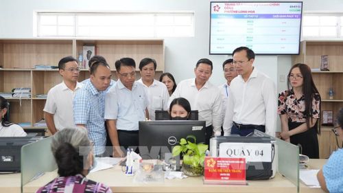 Lãnh đạo tỉnh Tây Ninh khảo sát việc vận hành các nền tảng số tại Trung tâm Phục vụ hành chính công phường Long Hoa, nâng cao chất lượng phục vụ người dân và doanh nghiệp. Ảnh: Minh Phú – TTXVN