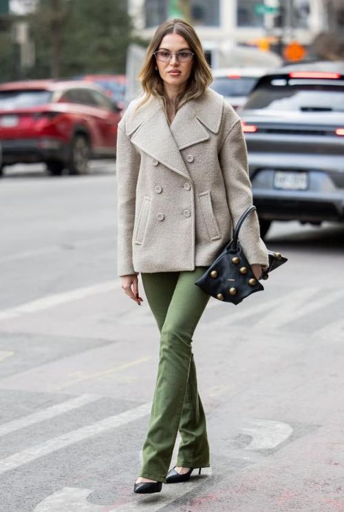 Khoác ngoài bằng áo màu camel hoặc trench coat be. Ảnh: Getty Images