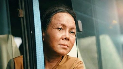Cục vàng của ngoại mang đến cho Việt Hương một vai diễn trải dài nhiều giai đoạn cuộc đời, đòi hỏi sự biến hóa về tâm lý và ngoại hình. Ảnh: NSX.