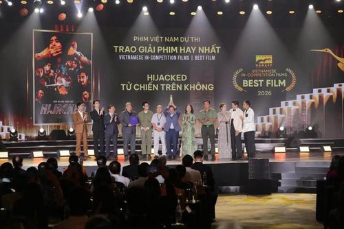 Thanh Sơn cùng đoàn phim tại lễ bế mạc DANAFF IV cùng niềm vui chiến thắng của Tử Chiến Trên Không. Ảnh: BTC