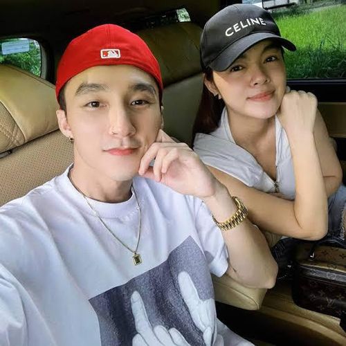 Sơn Tùng M-TP duy trì tình đồng nghiệp thân thiết với Phạm Quỳnh Anh nhiều năm qua. Cả hai từng đóng chung Chàng Trai Năm Ấy vào năm 2014.