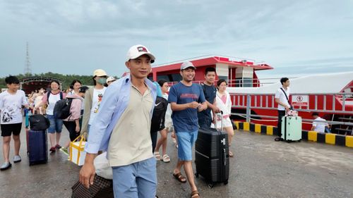 Hơn 1.700 du khách ở đảo Cô Tô đã vào đất liền an toàn.