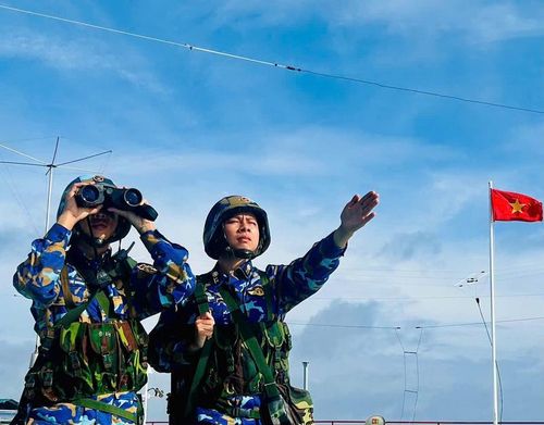 Chiến sĩ Nhà giàn thực hiện nhiệm vụ quan sát phát hiện các mục tiêu trên biển. Ảnh: Tiểu đoàn DK1