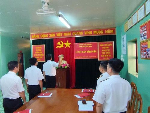 Lễ kết nạp đảng viên trên nhà giàn DK1/10. Ảnh: Tiểu đoàn DK1