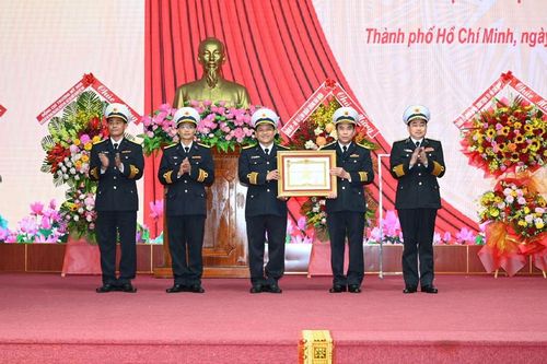 Thượng tá Nguyễn Trung Đức, Chính trị viên Tiểu đoàn DK1 (thứ ba từ trái qua) trong lễ đón nhận Anh hùng Lực lượng Vũ trang nhân dân lần thứ hai của Tiểu đoàn, tháng 3/2026. Ảnh: Tiểu đoàn DK1