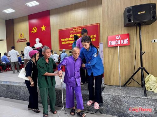 Sự có mặt của những chiếc áo xanh tình nguyện tại các bàn đón tiếp đã giúp giảm bớt áp lực công việc cho lực lượng công an, đồng thời rút ngắn thời gian chờ đợi của thân nhân liệt sĩ.