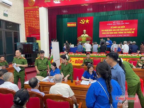 Bên cạnh việc hướng dẫn làm thủ tục, đoàn viên thanh niên tại các địa phương còn trực tiếp đảm nhận nhiều phần việc thiết thực khác. Các bạn trẻ đã chủ động rà soát danh sách thông tin từ trước, phối hợp cùng ban, ngành sở tại đến từng nhà thông báo và hỗ trợ đưa đón những thân nhân có hoàn cảnh khó khăn, đi lại không thuận tiện đến các cụm thu nhận mẫu theo đúng quy định.