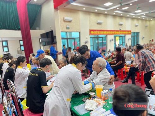 Trao đổi với báo chí, ông Nguyễn Viết Hải Đăng - Ủy viên Ban Chấp hành Trung ương Đoàn, Phó Bí thư Tỉnh đoàn Hà Tĩnh cho biết, Ban Thường vụ Tỉnh đoàn đã ban hành văn bản hướng dẫn cụ thể, chỉ đạo các cơ sở Đoàn trên toàn tỉnh chủ động phối hợp với chính quyền, lực lượng công an và các đơn vị liên quan để bố trí, điều động đoàn viên, thanh niên kịp thời hỗ trợ tại tất cả các điểm thu nhận mẫu sinh phẩm ADN.