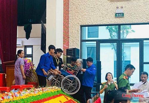 Các bước bao gồm: tiếp nhận thông tin ban đầu, kê khai tờ khai theo mẫu, kiểm tra xác định đối tượng ưu tiên và tiến hành thu nhận mẫu sinh phẩm. Do đối tượng lấy mẫu phần lớn là các cụ ông, cụ bà tuổi đã cao, việc tiếp cận thông tin và điền các biểu mẫu gặp không ít khó khăn.
