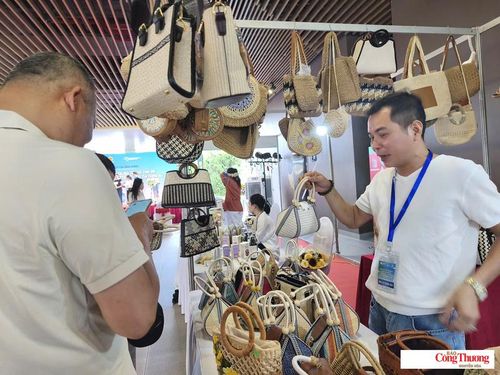 Nhiều cơ sở sản xuất ứng dụng khoa học, công nghệ vào sản xuất, quảng bá sản phẩm công nghiệp nông thôn