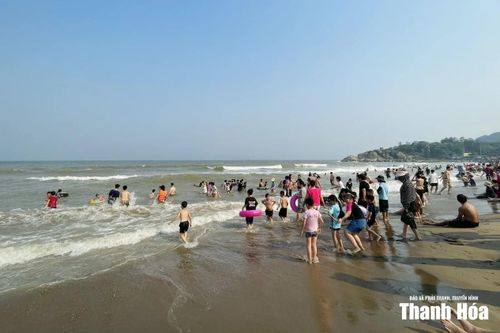 Các bãi biển đang là điểm giải nhiệt yêu thích của du khách ngày hè.