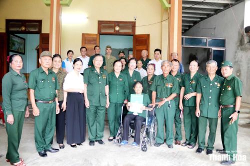 Đoàn trao xe lăn và quà cho cựu TNXP Lê Thị Khoái.