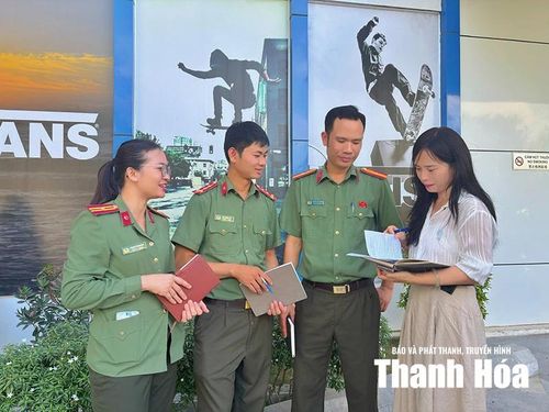 Cán bộ, chiến sĩ Phòng An ninh kinh tế cùng Tổ trưởng Tổ an ninh công nhân nắm bắt, tìm hiểu những nguy cơ phức tạp, gây mẫu thuẫn, phát sinh trong công nhân.