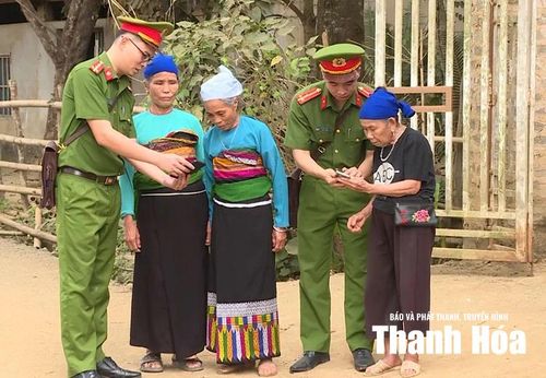 Công an xã Văn Nho hướng dẫn người dân sử dụng ứng dụng VNeID trên điện thoại thông minh.