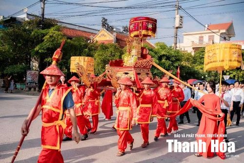 Nghi thức rước kiệu tại Đền thờ Đào Duy Từ.