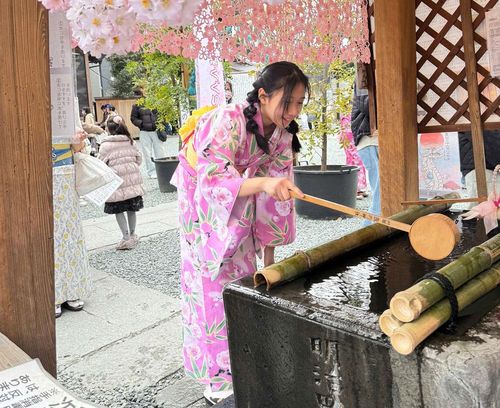 Du khách rửa tay trước khi vào đền Kawagoe Hikawa.