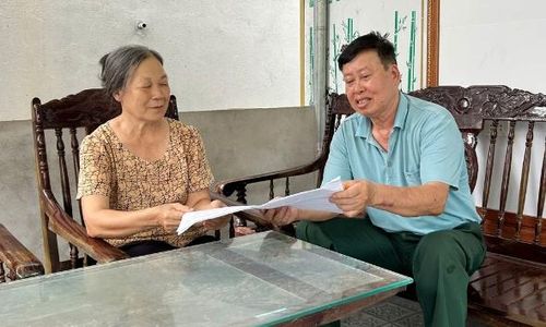 Vợ chồng ông Bùi Thanh Nghị trong ngôi nhà mới.