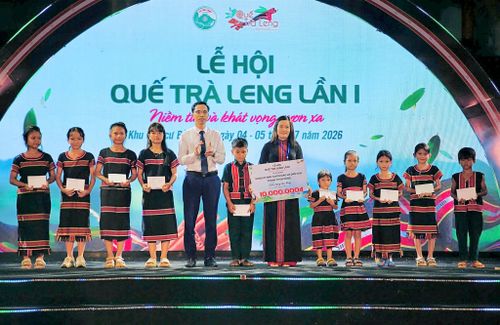 Đại diện lãnh đạo Ban Tuyên giáo và Dân vận Thành ủy trao học bổng trị giá 10 triệu đồng cho học sinh khó khăn trên địa bàn xã Trà Leng. Ảnh: ALĂNG NGƯỚC