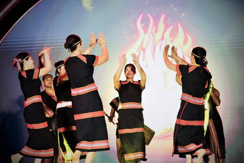Nghệ nhân xã Trà Leng trình diễn chương trình nghệ thuật tại đêm khai mạc lễ hội. Ảnh: ALĂNG NGƯỚC