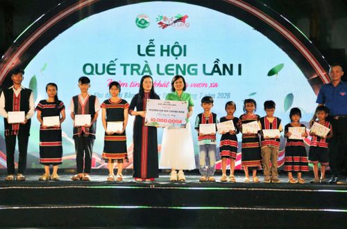 Đại diện lãnh đạo Trường Đại học Quảng Nam trao học bổng cho học sinh khó khăn. Ảnh: ALĂNG NGƯỚC