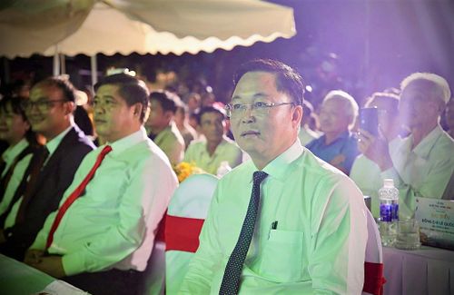 Chủ tịch Ủy ban MTTQ Việt Nam thành phố Lê Trí Thanh (bìa phải) tham dự khai mạc lễ hội. Ảnh: ALĂNG NGƯỚC