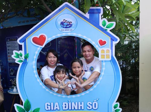 Cha mẹ và con cùng trải nghiệm tại ngày hội "Gia đình số - Kết nối yêu thương" 2026. Ảnh: NGỌC HÀ