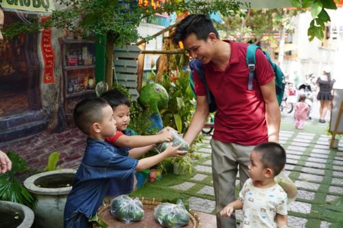 Các bạn nhỏ được sắm vai làm người bán hàng, được giao nhiệm vụ trong phiên chợ Tết Đoan Ngọ để gây quỹ giúp đỡ các bạn nhỏ khó khăn tại trường Mầm non Ngọc Lan. Ảnh: NGUYỄN THÙY