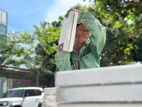 Giữa nắng lửa tháng sáu, người lao động vẫn bền bỉ mưu sinh. Ảnh: NAM BÌNH