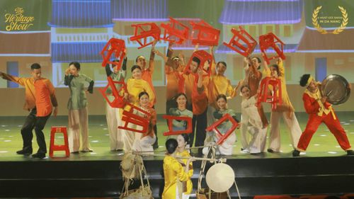 Những chiếc ghế nhựa thân thuộc trở thành đạo cụ tạo thanh âm trong chương trình The Heritage Show. Ảnh: BTC