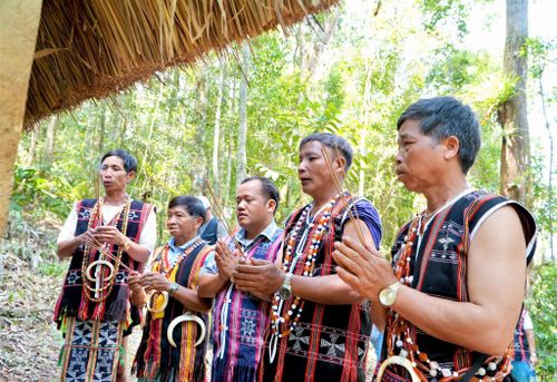 Các già làng Cơ Tu ở xã Hùng Sơn thực hiện bài khấn rước thần. Ảnh: ĐĂNG NGỌC