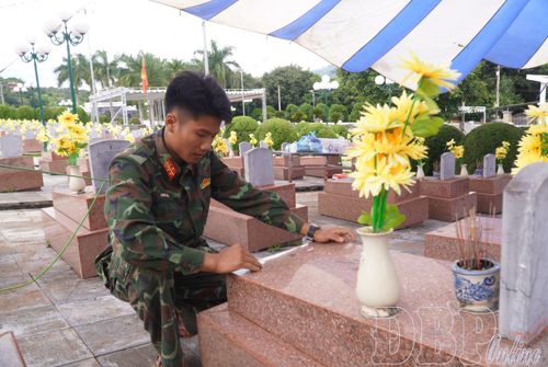 Thượng sĩ Lùng Văn Phú, Tiểu đoàn 1, Trung đoàn 741 lặng lẽ thực hiện công việc được giao.