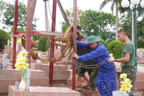 Dù thời tiết mưa, nắng thất thường song không ảnh hưởng đến công tác lấy mẫu xác định danh tính.