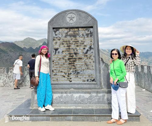 Cột mốc đường Hạnh Phúc trên đèo Mã Pí Lèng. Ảnh: Bình Nguyên