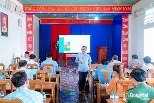 Ủy viên Ban Thường vụ Thành ủy, Phó Chủ tịch UBND thành phố Lê Trường Sơn phát biểu chỉ đạo tại buổi làm việc. Ảnh: Thổ Tín
