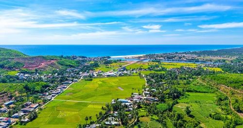  Từ núi Bích Kê nhìn ra là khu dân cư yên bình kéo dài tới biển cả. Ảnh: Ngọc Nhuận 