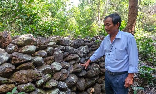  Các nhà nghiên cứu bước đầu nhận định lũy đá cổ Phú Hà xây dựng vào đầu thế kỷ XIX dưới triều Nguyễn, là trạm chứa và thu mua, tập kết nông sản trước khi vận chuyển theo đường thủy ra cửa biển Hà Ra. Ảnh: Ngọc Nhuận 