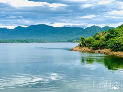 Hồ Lanh Ra mang vẻ đẹp bình yên giữa núi rừng Phước Hậu.