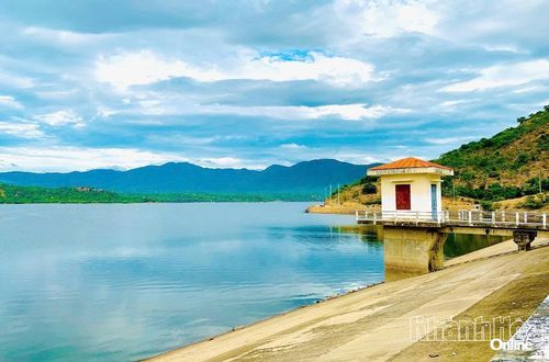Hồ Lanh Ra mang vẻ đẹp bình yên giữa núi rừng Phước Hậu.