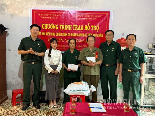 Đại diện các đơn vị trao kinh phí hỗ trợ gia đình ông Khôi