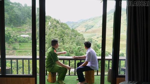 Đại úy Sầm Minh Thuận thăm hỏi, động viên, chia sẻ với anh Hờ A Vàng.