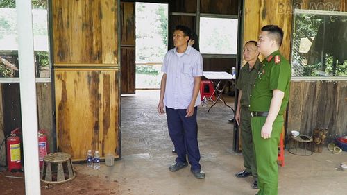 Lực lượng công an xã luôn quan tâm thăm hỏi và động viên Hờ A Vàng.