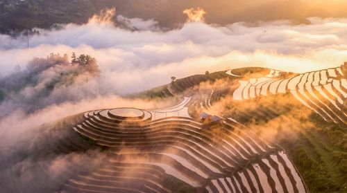 Mùa nước đổ cũng là thời vụ cấy của người vùng cao Mù Cang Chải. Thời điểm này, bà con bắt đầu vụ mùa mới cũng là dịp để các nhiếp ảnh gia, các tay săn ảnh ghi lại những khoảnh khắc tuyệt đẹp mà thiên nhiên đã ban tặng cho vùng đất này.