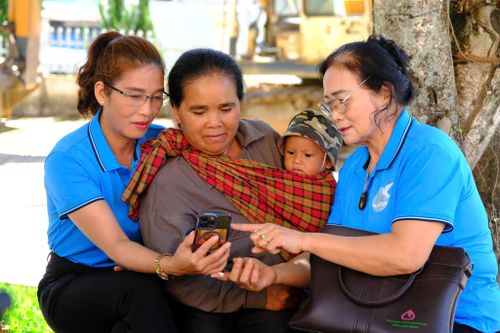 Phụ nữ xã Phú Sơn Lâm Hà hướng dẫn người dân làm thủ tục trên điện thoại