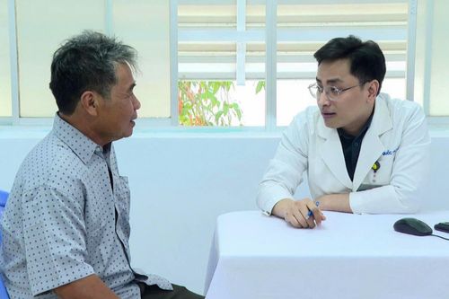 Bác sĩ thăm khám và tìm hiểu từng trường hợp